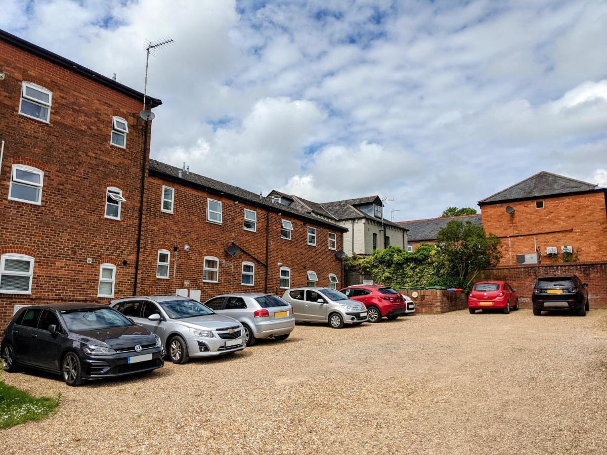 Saffron Court By Wycombe Apartments - Apt 06 High Wycombe Bagian luar foto